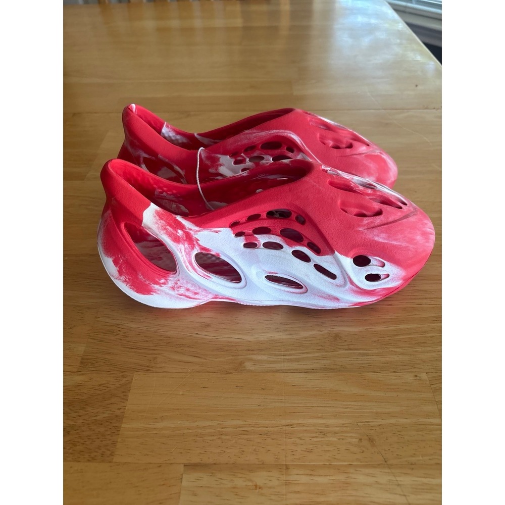 Foam Runner Shoe slides red/white size 38 US size 5 LIKE NEW